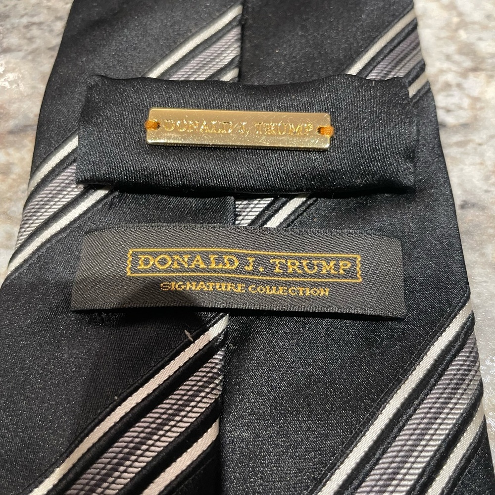 DONALD TRUMP Signature Collection 100% Silk Neck Tie Black & Gold Stripe…